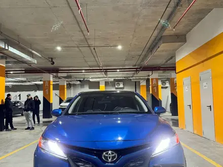 Toyota Camry 2018 года за 13 990 000 тг. в Караганда – фото 2