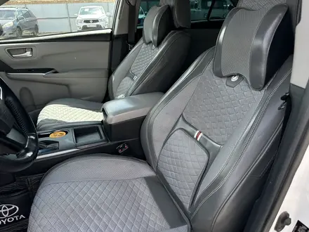 Toyota Camry 2015 года за 9 000 000 тг. в Атырау – фото 11