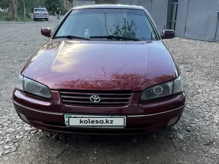 Toyota Camry 1999 года за 3 000 000 тг. в Усть-Каменогорск – фото 2