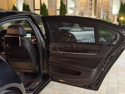BMW 750 2012 года за 15 000 000 тг. в Алматы – фото 14