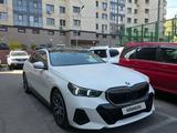 BMW 520 2023 года за 32 000 000 тг. в Алматы – фото 2