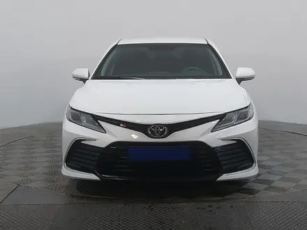 Toyota Camry 2022 года за 10 350 000 тг. в Астана – фото 2