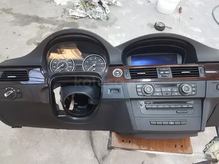Торпеда, панель BMW E60 за 11 111 тг. в Алматы