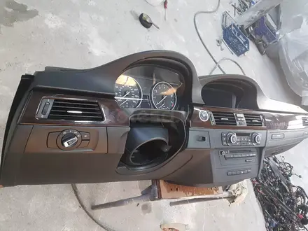Торпеда, панель BMW E60 за 11 111 тг. в Алматы – фото 6