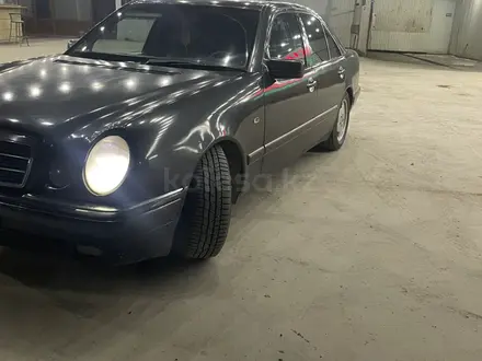 Mercedes-Benz E 230 1995 года за 2 200 000 тг. в Шардара – фото 2