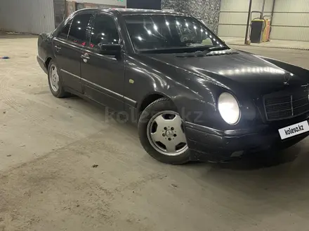 Mercedes-Benz E 230 1995 года за 2 200 000 тг. в Шардара – фото 3