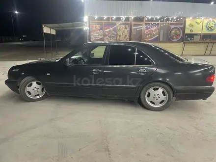 Mercedes-Benz E 230 1995 года за 2 200 000 тг. в Шардара – фото 4