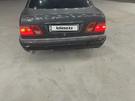 Mercedes-Benz E 230 1995 года за 2 200 000 тг. в Шардара – фото 6