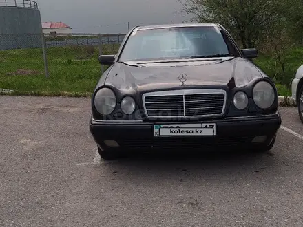 Mercedes-Benz E 320 1997 года за 1 900 000 тг. в Шымкент – фото 2