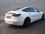 Tesla Model 3 2022 года за 17 500 000 тг. в Алматы – фото 4