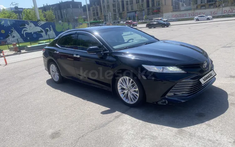 Toyota Camry 2018 года за 14 000 000 тг. в Алматы