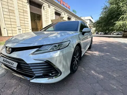 Toyota Camry 2021 года за 17 500 000 тг. в Тараз – фото 2