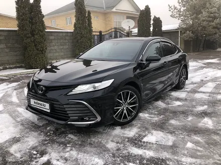 Toyota Camry 2022 года за 18 200 000 тг. в Алматы – фото 2