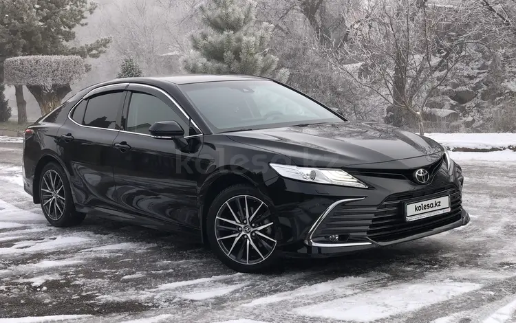 Toyota Camry 2022 года за 18 200 000 тг. в Алматы