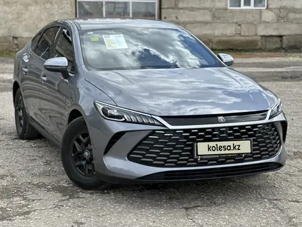 BYD Qin L DM-i 2025 года за 7 500 000 тг. в Актобе – фото 3