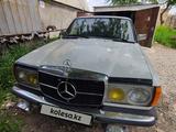 Mercedes-Benz E 240 1982 годаүшін1 600 000 тг. в Тараз