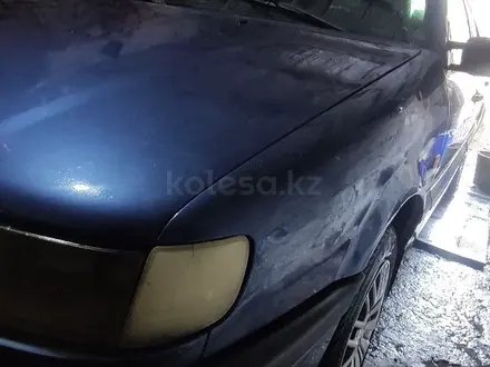 Volkswagen Passat 1995 года за 1 200 000 тг. в Сатпаев – фото 2