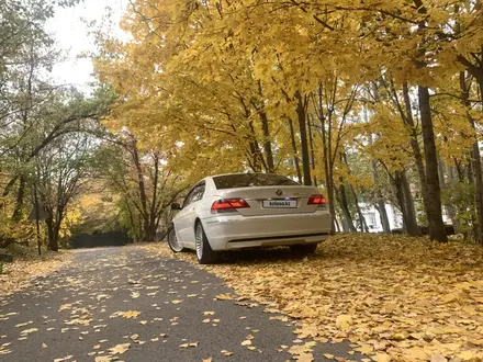 BMW 750 2006 года за 5 500 000 тг. в Алматы – фото 3