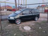 Volkswagen Sharan 2001 годаүшін4 100 000 тг. в Уральск