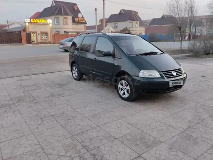 Volkswagen Sharan 2001 года за 4 100 000 тг. в Уральск – фото 3