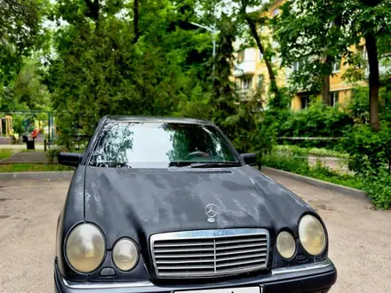 Mercedes-Benz E 320 1997 года за 2 300 000 тг. в Алматы