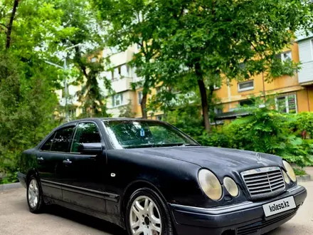 Mercedes-Benz E 320 1997 года за 2 300 000 тг. в Алматы – фото 3