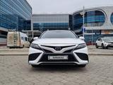 Toyota Camry 2022 года за 15 000 000 тг. в Атырау – фото 2