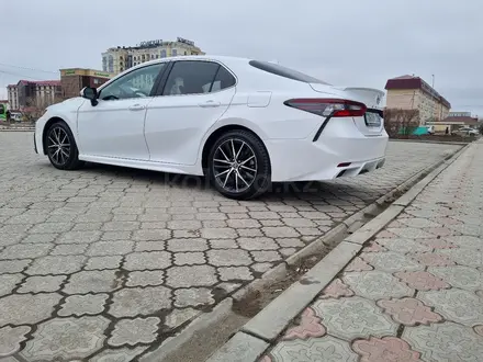 Toyota Camry 2022 года за 14 900 000 тг. в Атырау – фото 6