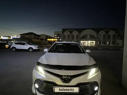 Toyota Camry 2019 года за 14 100 000 тг. в Атырау – фото 2