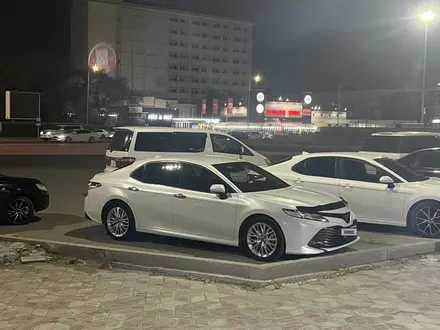 Toyota Camry 2019 года за 14 100 000 тг. в Атырау – фото 3