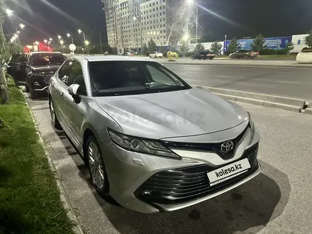 Toyota Camry 2018 года за 13 700 000 тг. в Шымкент – фото 2