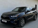 Toyota Highlander 2021 года за 28 500 000 тг. в Атырау