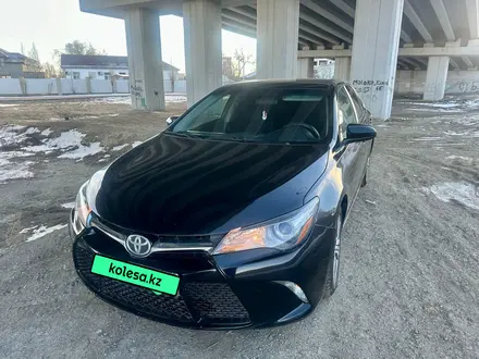 Toyota Camry 2015 года за 8 600 000 тг. в Атырау