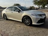 Toyota Camry 2022 года за 18 500 000 тг. в Алматы – фото 2