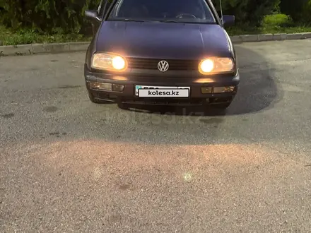 Volkswagen Golf 1993 года за 900 000 тг. в Алматы