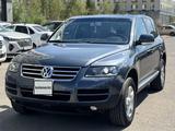 Volkswagen Touareg 2005 года за 5 200 000 тг. в Астана