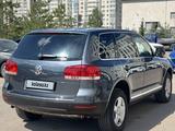 Volkswagen Touareg 2005 года за 5 200 000 тг. в Астана – фото 4