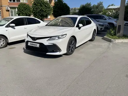 Toyota Camry 2023 года за 17 500 000 тг. в Караганда – фото 2