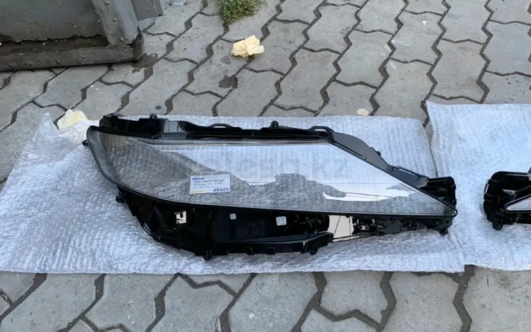 Стекло фары Toyota Camry 70 за 55 000 тг. в Алматы