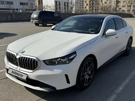 BMW 520 2023 года за 30 300 000 тг. в Алматы – фото 2