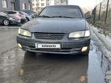 Toyota Camry 1998 года за 1 750 000 тг. в Алматы – фото 3