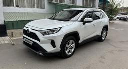 Toyota RAV4 2021 года за 12 950 000 тг. в Алматы