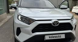 Toyota RAV4 2021 года за 12 950 000 тг. в Алматы – фото 2