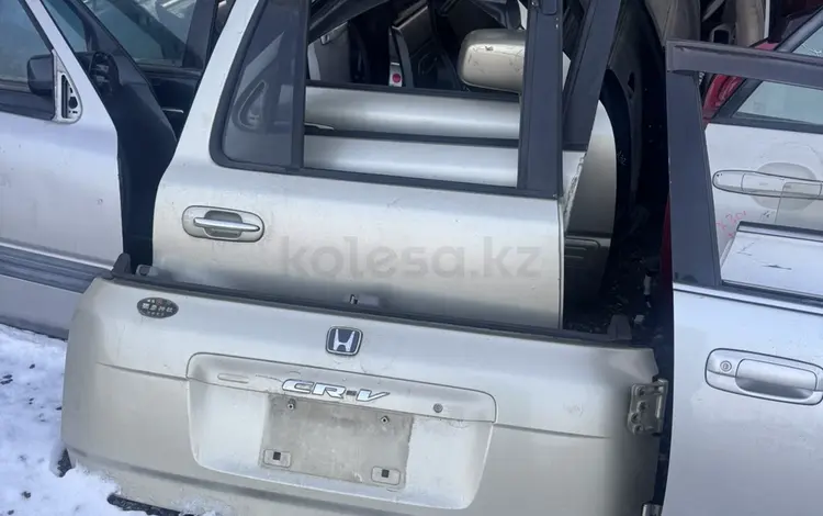 Двери Honda cr-v за 350 тг. в Усть-Каменогорск