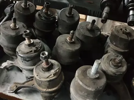 Подушки двигателя на камри 30 в оригинале япония за 1 414 тг. в Алматы