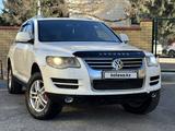 Volkswagen Touareg 2007 года за 6 400 000 тг. в Астана – фото 2
