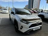 Toyota RAV4 2020 года за 17 000 000 тг. в Атырау