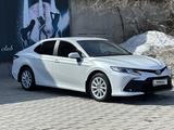 Toyota Camry 2021 года за 15 500 000 тг. в Усть-Каменогорск – фото 2