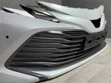 Бампер передний с нижней решеткой на TOYOTA CAMRY за 130 000 тг. в Алматы – фото 4