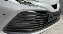 Бампер передний с нижней решеткой на TOYOTA CAMRY за 130 000 тг. в Алматы – фото 4